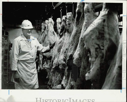 1980 Press Photo Foreman Dave Wilson checks meat - lra60394- Historic Images