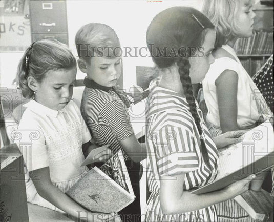 1960 Press Photo Students hold books in the library of Coral Reef Elementary- Historic Images