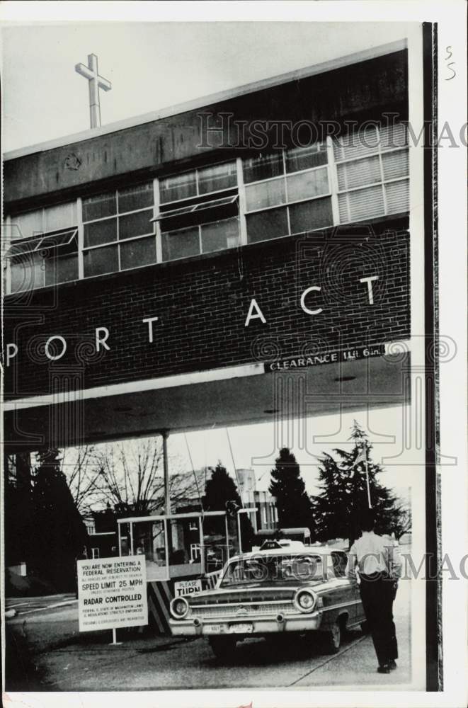 1974 Press Photo Neon Cross Causes Controversy at Sand Point Naval Facility- Historic Images