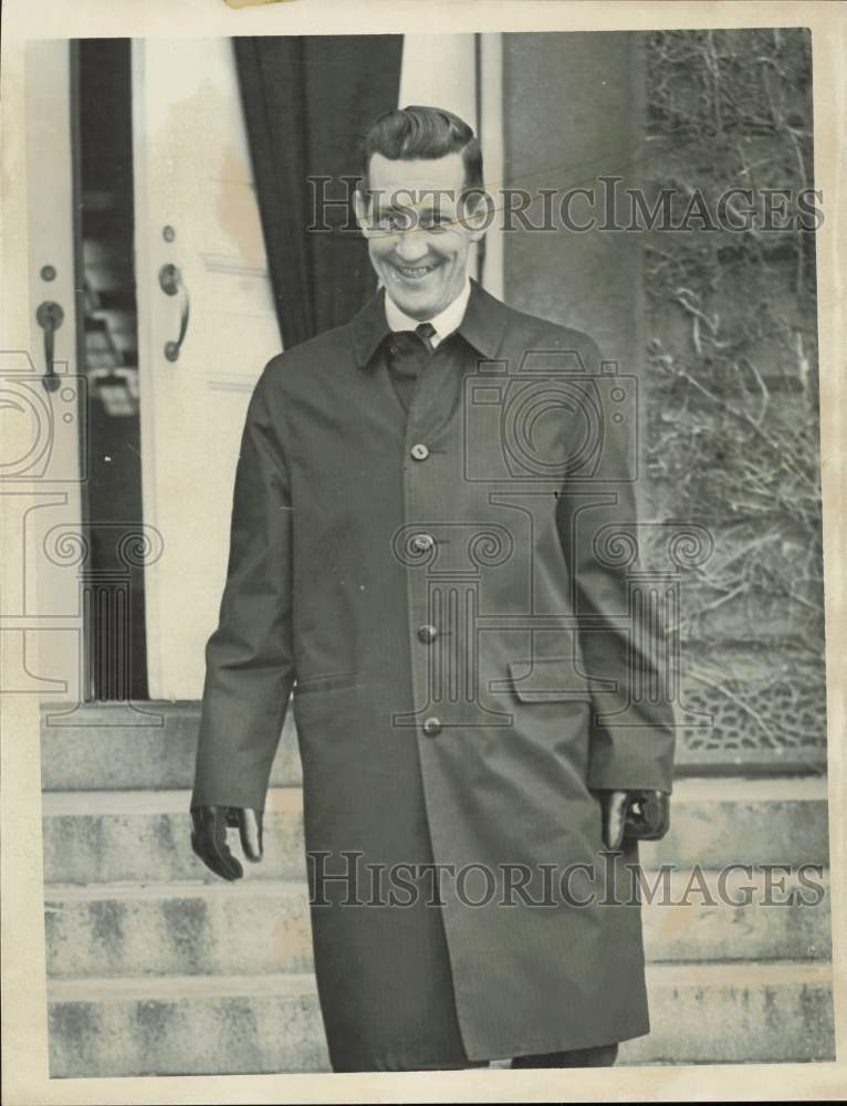 1963 Press Photo Maynard Policeman Charles Sullivan stands outside building- Historic Images