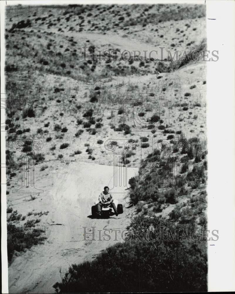 Press Photo Large man rides a small dune buggy - lra64209- Historic Images