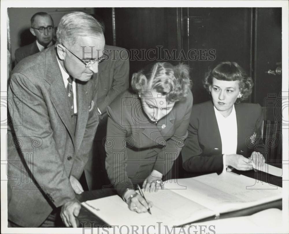 1952 Press Photo Margaret Truman, registering independent - lra64877- Historic Images