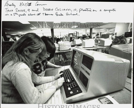 1982 Press Photo Tana Sauer & Debbie Colianni use computer at Thomas Lake School- Historic Images