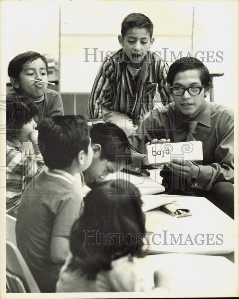 1982 Press Photo Joe Bernal and students at his bilingual class, Edgewood School- Historic Images