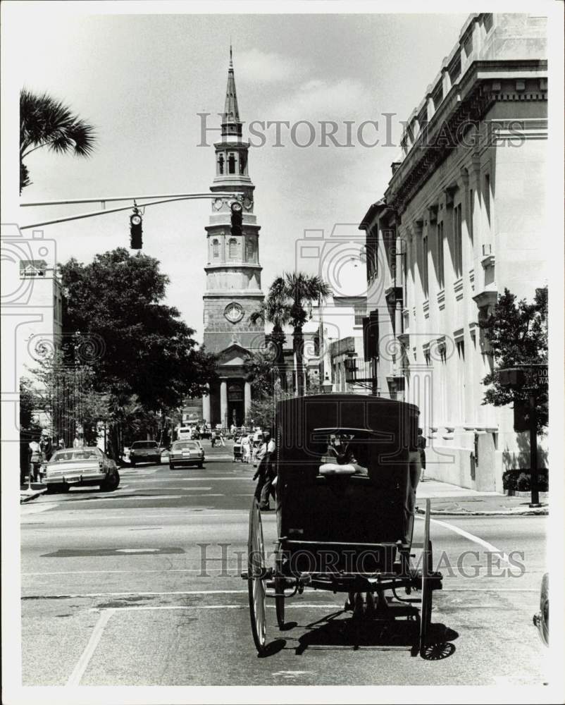 1981 Press Photo A horse drawn carriage in the streets of Charleston - lra66258- Historic Images