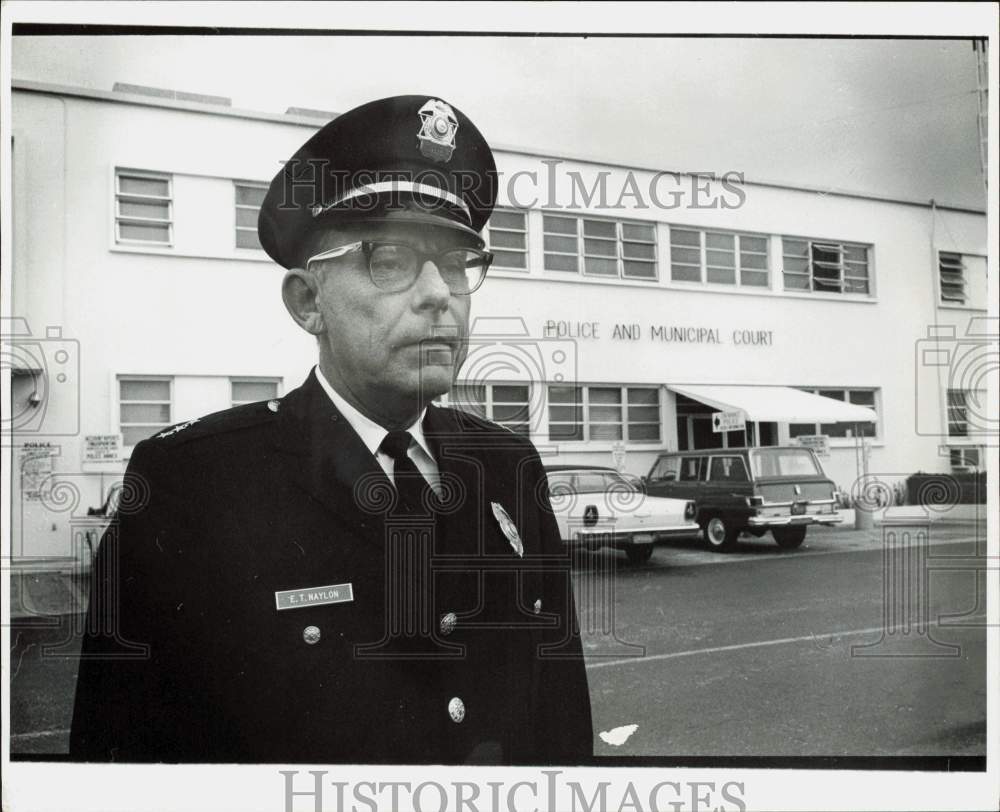 Press Photo Police officer Naylon stands outside Police and Municipal Court- Historic Images