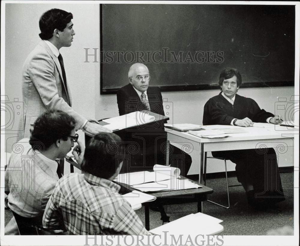 1980 Press Photo State attorney Joe Rosenbaum speaks at mock trial at FIU- Historic Images