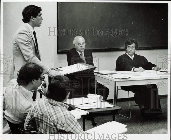1980 Press Photo State attorney Joe Rosenbaum speaks at mock trial at ...