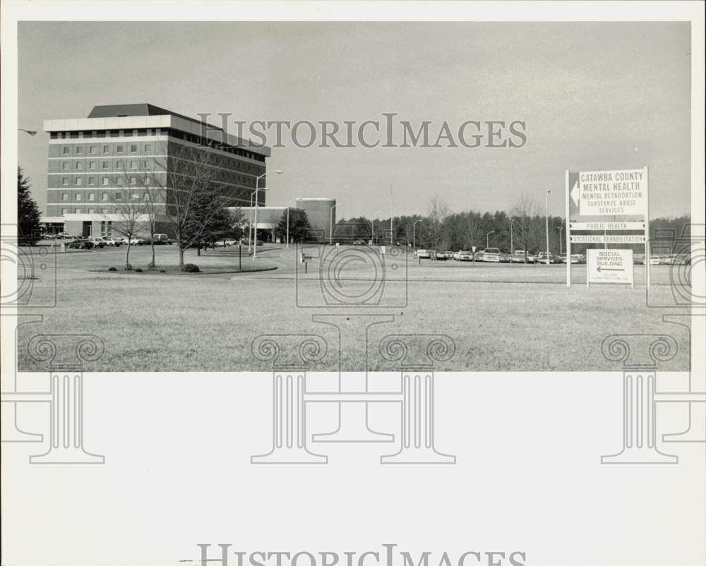 1984 Press Photo Signs pointing to Catawba Memorial Hospital&#39;s other departments- Historic Images