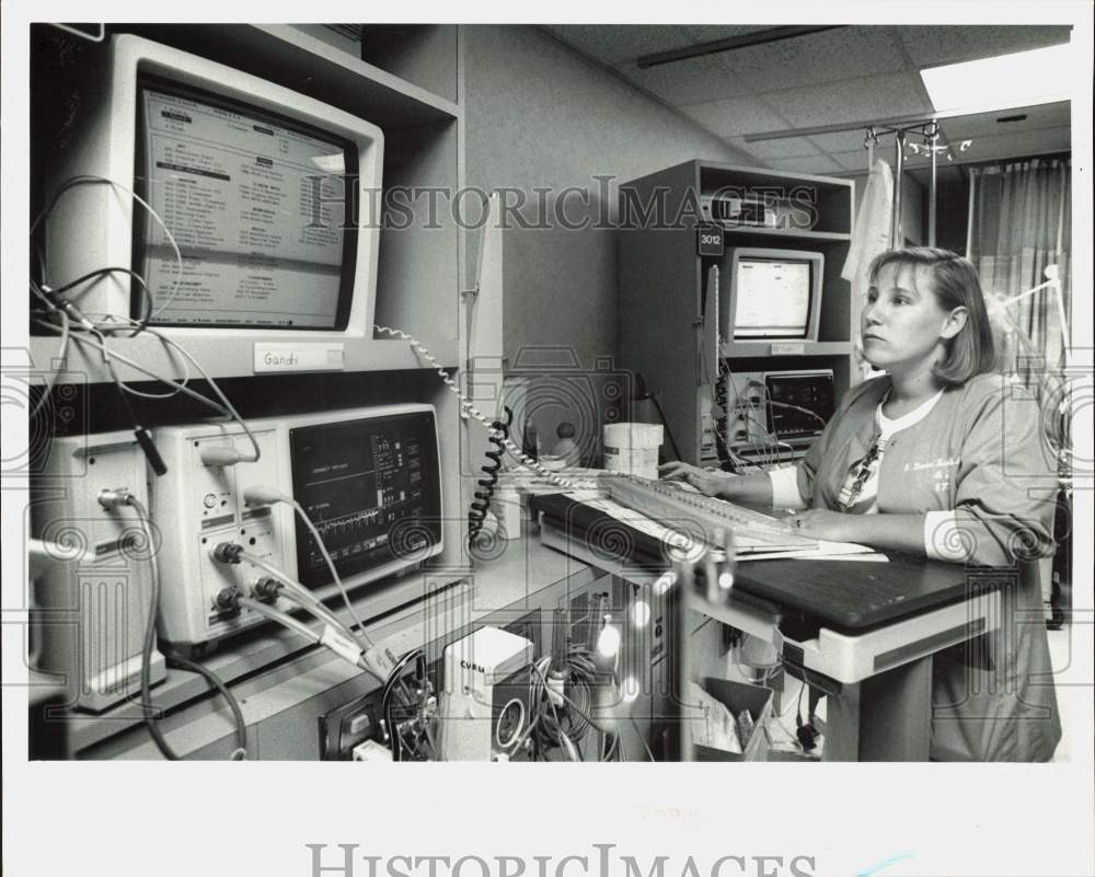 1990 Press Photo Nurse Denise Richardson uses computer unit at Carolinas&#39; CVRU- Historic Images