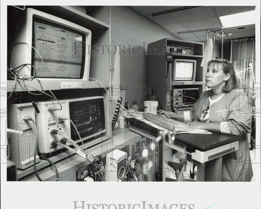 1990 Press Photo Nurse Denise Richardson uses computer unit at Carolinas' CVRU- Historic Images