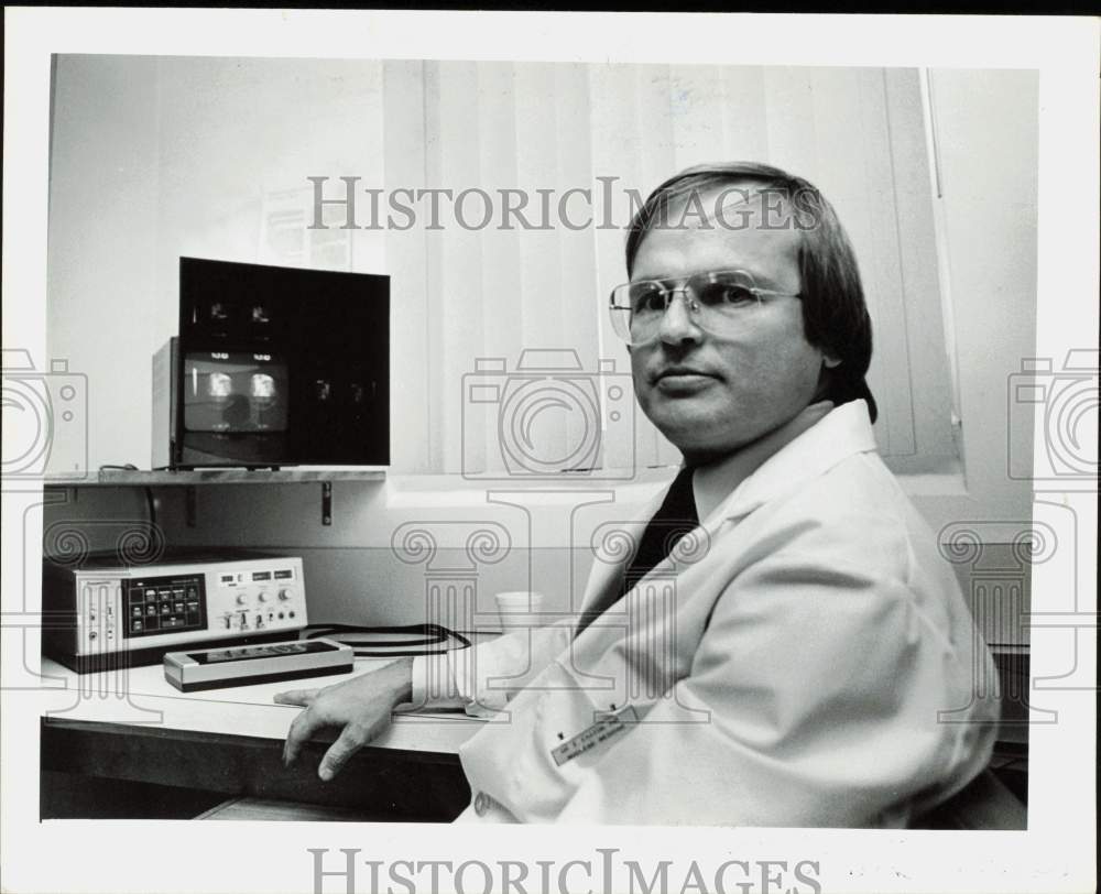 1981 Press Photo Dr. Ed Easton with his nuclear machinery - lra67600- Historic Images