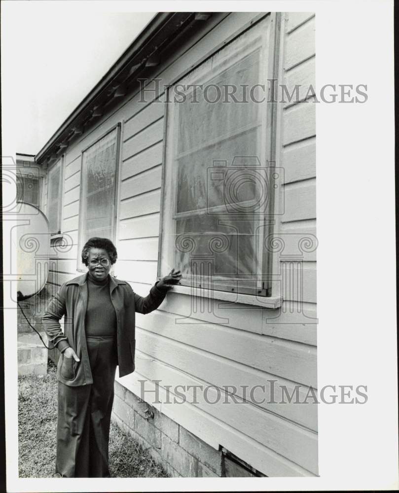 1980 Press Photo Odessa Hilton next to a weatherized window - lra67736- Historic Images