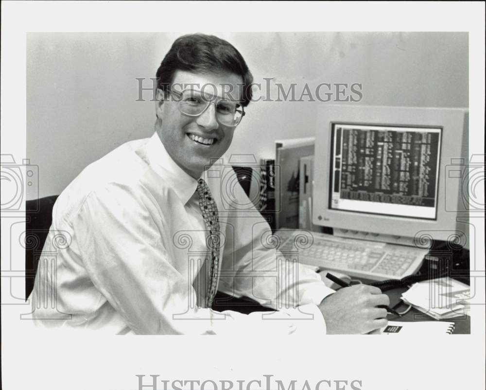 1995 Press Photo Portfolio Manager John McDowell in his office, Fidelity- Historic Images