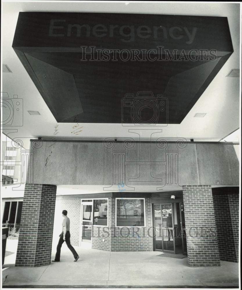 1982 Press Photo Emergency room entrance at Mercy Hospital - lra69042- Historic Images