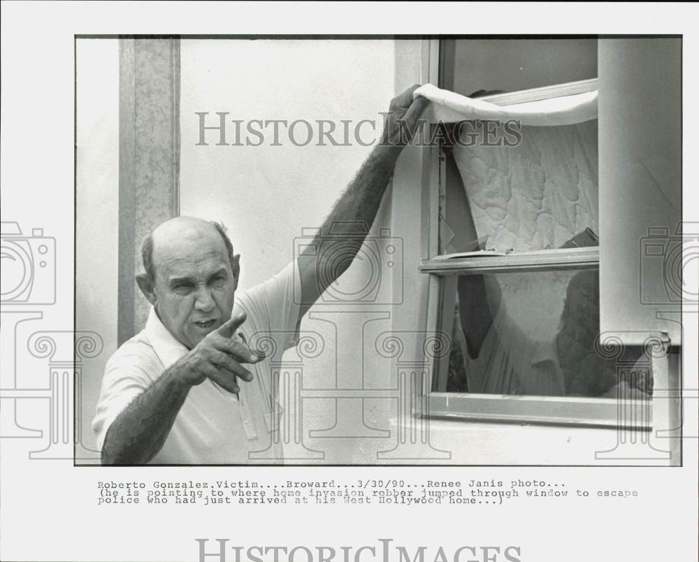 1990 Press Photo Robert Gonzalez talks about robber at his West Hollywood home- Historic Images