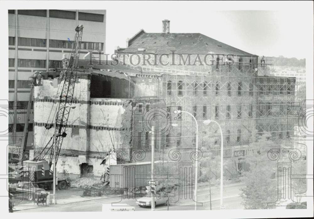 1987 Press Photo Crew Demolishes Section of Amos Building, Syracuse - lra69468- Historic Images