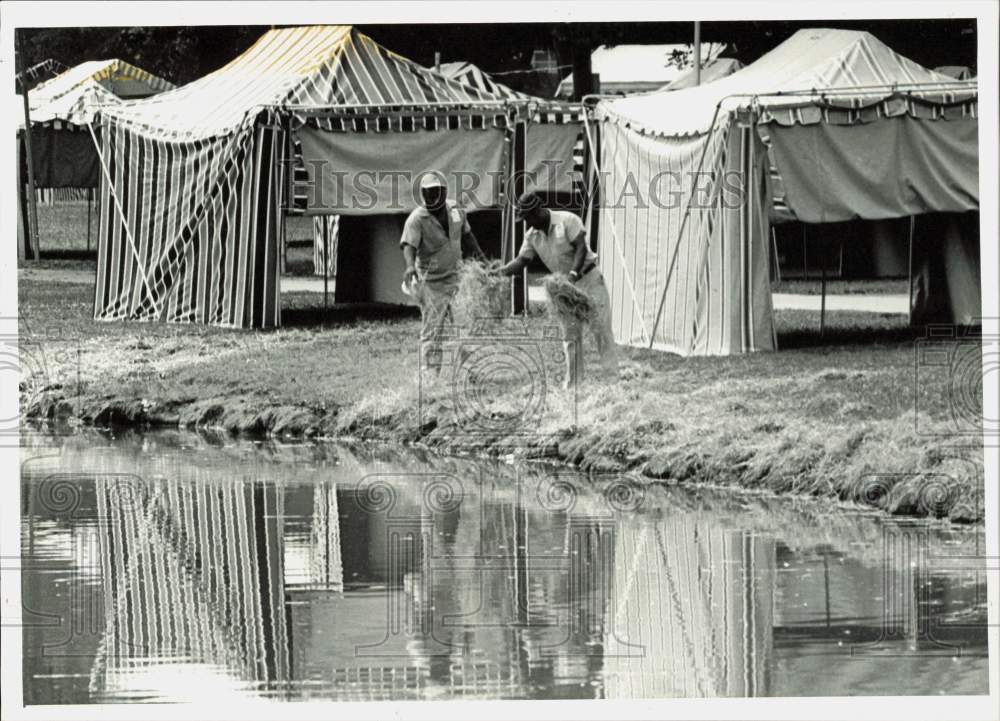 1989 Press Photo Workmen prep for Festival in the Park at Freedom Park- Historic Images