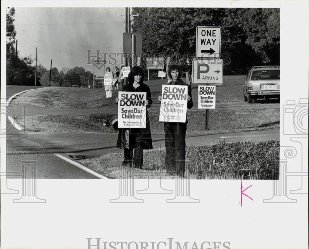 1979 Press Photo Pupils try to get motorists to slow down at Clear Creek School- Historic Images