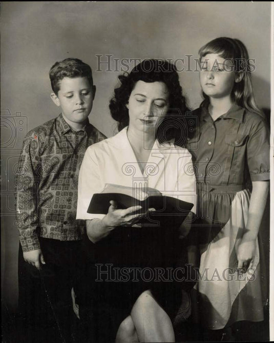 1961 Press Photo Mrs. Charles Brand Jr., Children Charles & Karen Study Bible- Historic Images