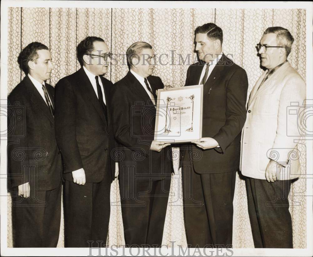 1955 Press Photo Louie Gotz of Temple Shalom honors Dr. Samuel A. Merlin- Historic Images