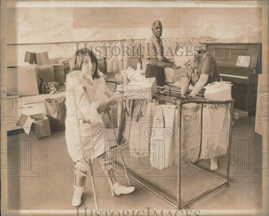 Press Photo Clara Proudfoot collects mail at Rehabilitation center - lra72470- Historic Images
