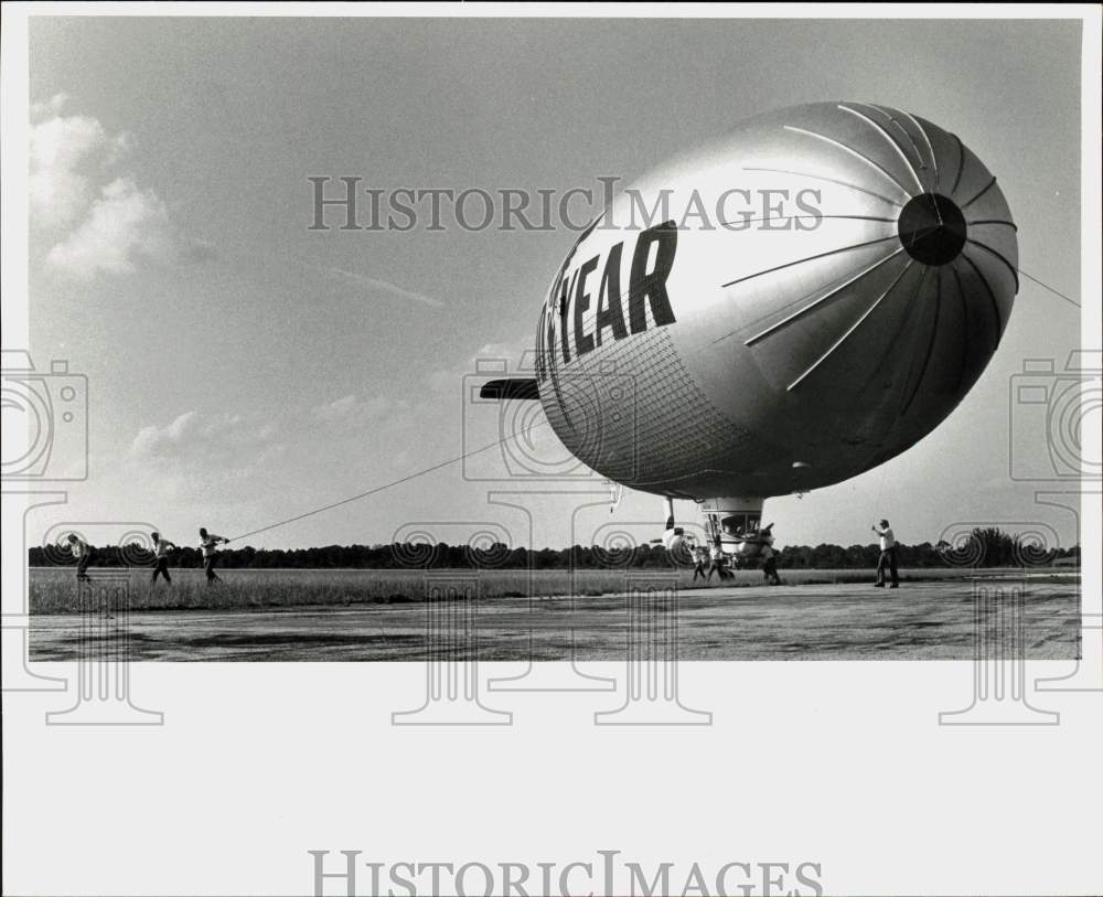 1961 Press Photo Goodyear Blimp workers preparing for a flight - lra74101- Historic Images