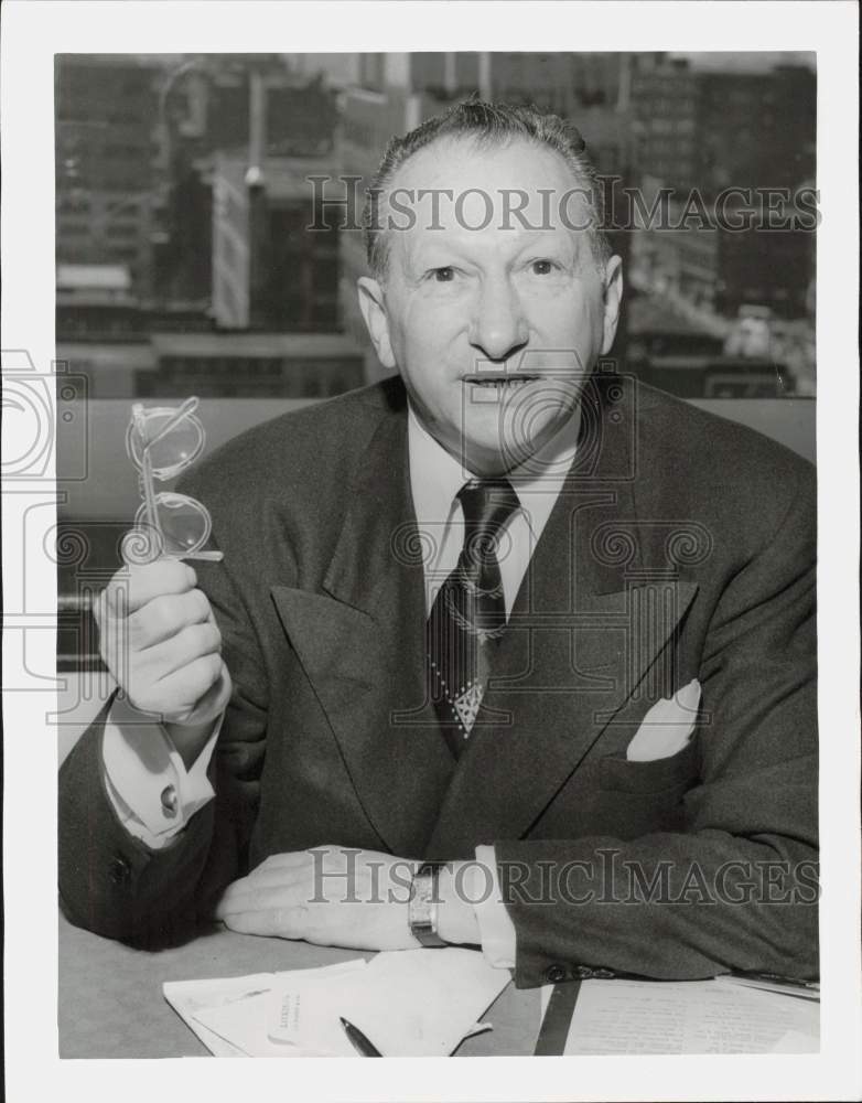 1951 Press Photo Barney Goodman Poses at Desk - lra74984- Historic Images