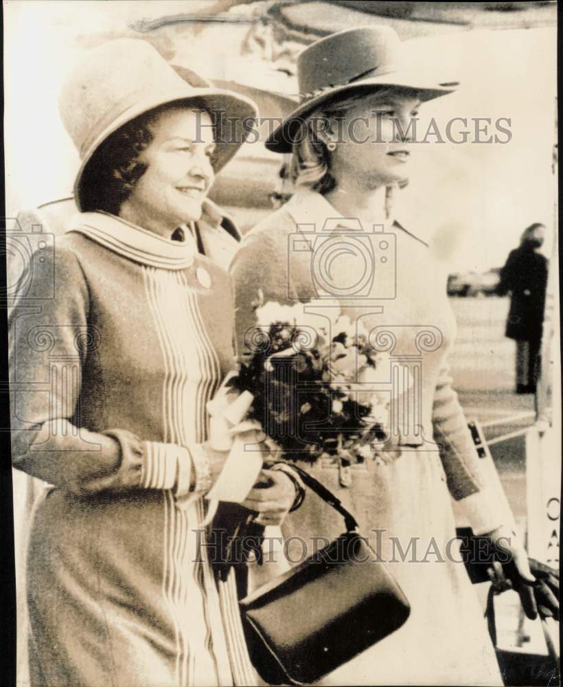 1975 Press Photo First Lady Betty and Susan Ford at an event - lra75053- Historic Images