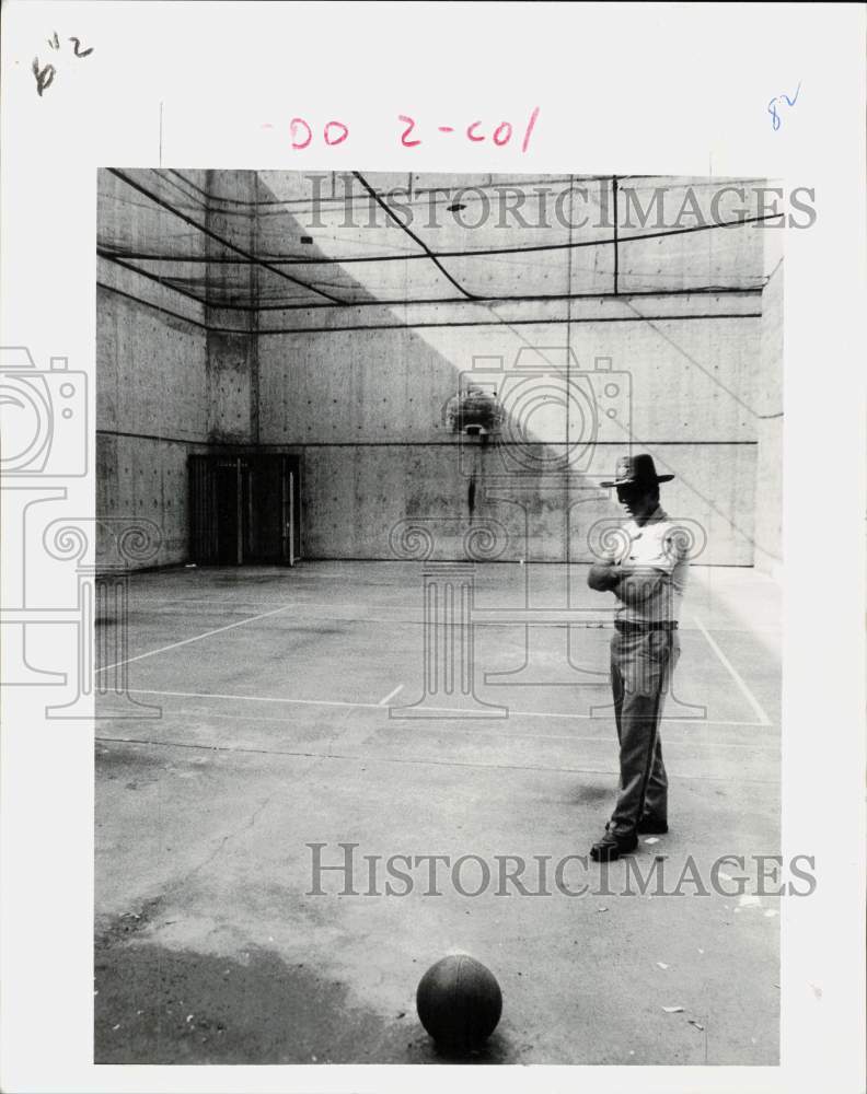 1978 Press Photo Kansas State Penitentiary Guard Kenny Lynch, Lansing- Historic Images