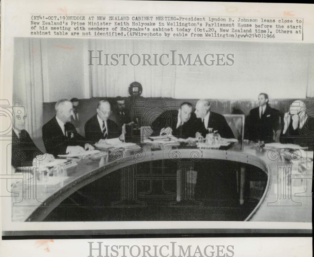 1966 Press Photo Pres. Lyndon Johnson, PM Keith Holyoake talking in New Zealand- Historic Images