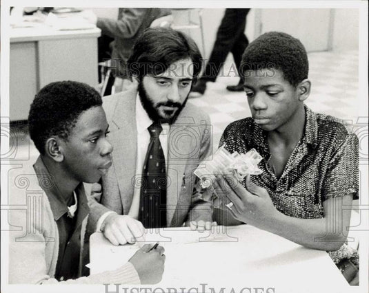 1970 Press Photo Students Michael Jones & Jerry Lee with Dennis Camelia, Boston- Historic Images