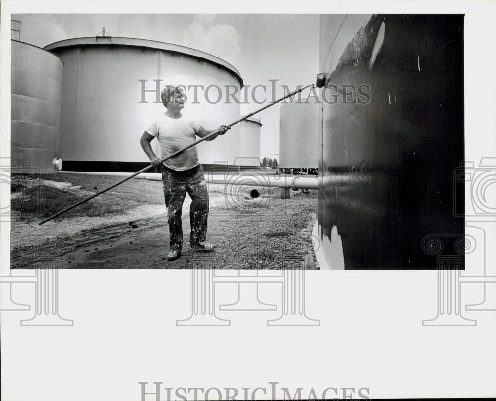 1978 Press Photo Maintenance man paints the exterior of Exxon storage tank in NC- Historic Images