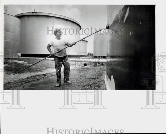 1978 Press Photo Maintenance man paints the exterior of Exxon storage tank in NC- Historic Images