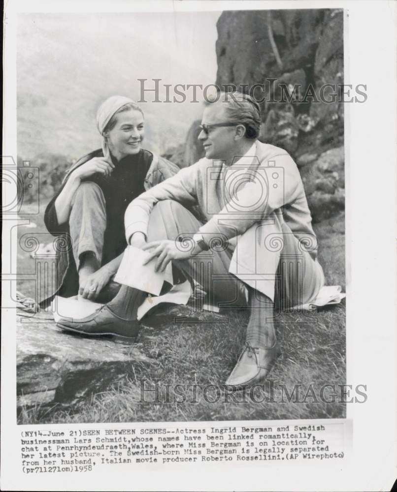 1958 Press Photo Ingrid Bergman and Lars Schmidt chat in Penrhydeudraeth, Wales- Historic Images