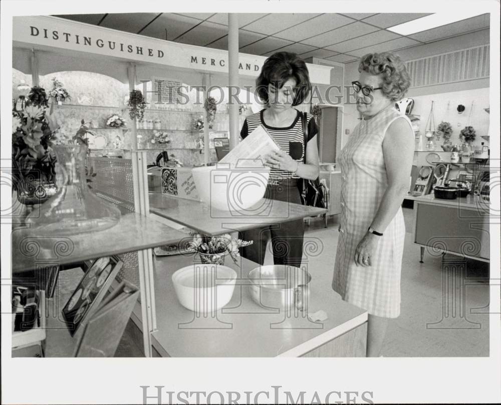 1977 Press Photo Women at S&amp;H Green Stamps redemption center in Charlotte- Historic Images