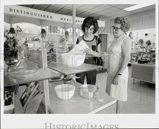 1977 Press Photo Women at S&H Green Stamps redemption center in Charlotte- Historic Images