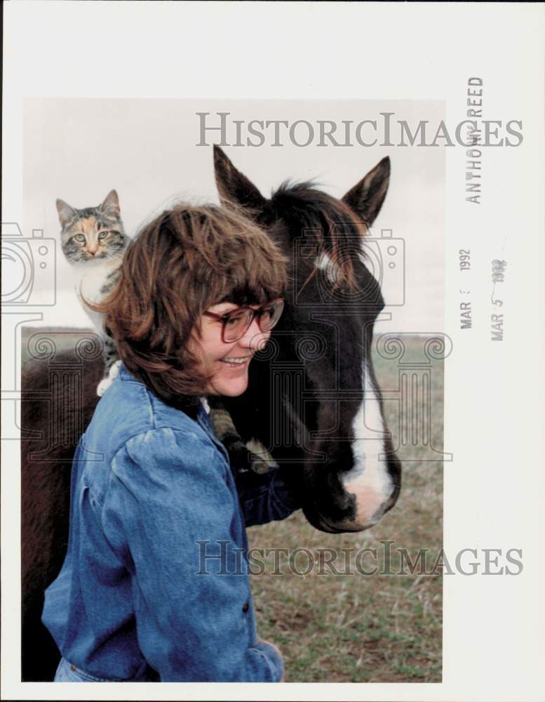 1992 Press Photo Kelli Arrowsmith with &quot;Tiger&quot; on her shoulder and horse &quot;Sis&quot;- Historic Images