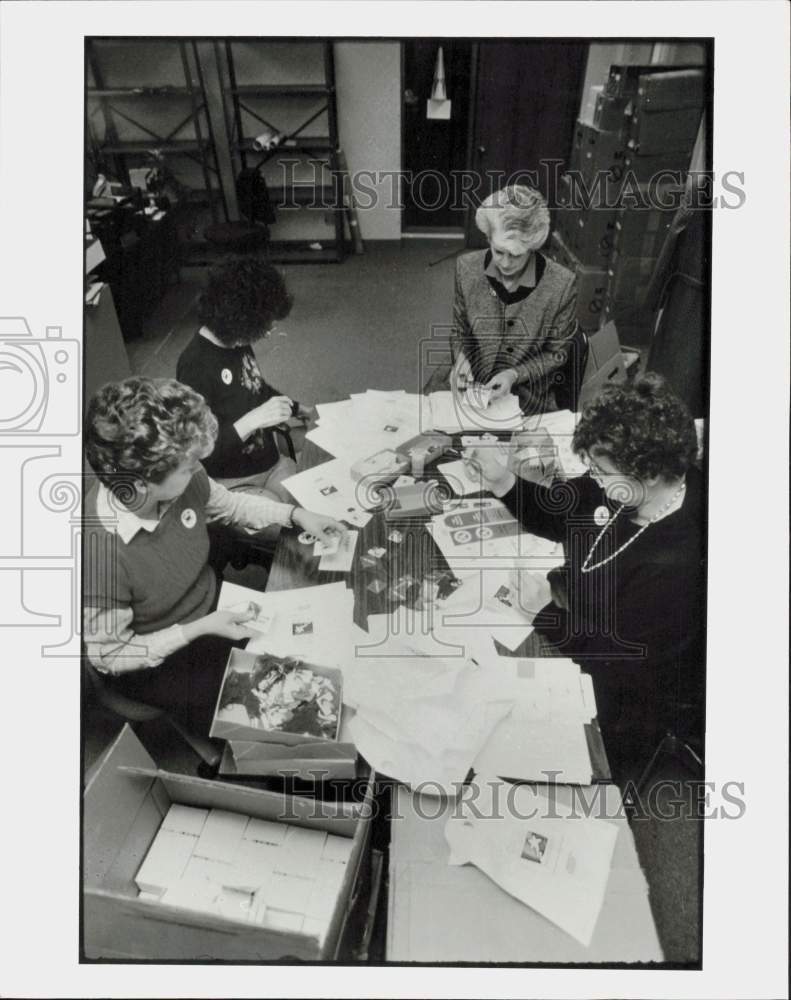 1988 Press Photo Four women working on &quot;Smokeout&quot; project - lra78996- Historic Images