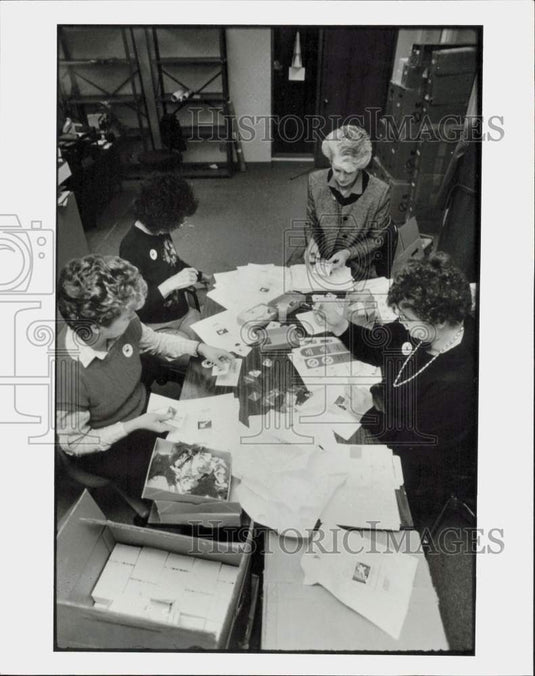 1988 Press Photo Four women working on "Smokeout" project - lra78996- Historic Images