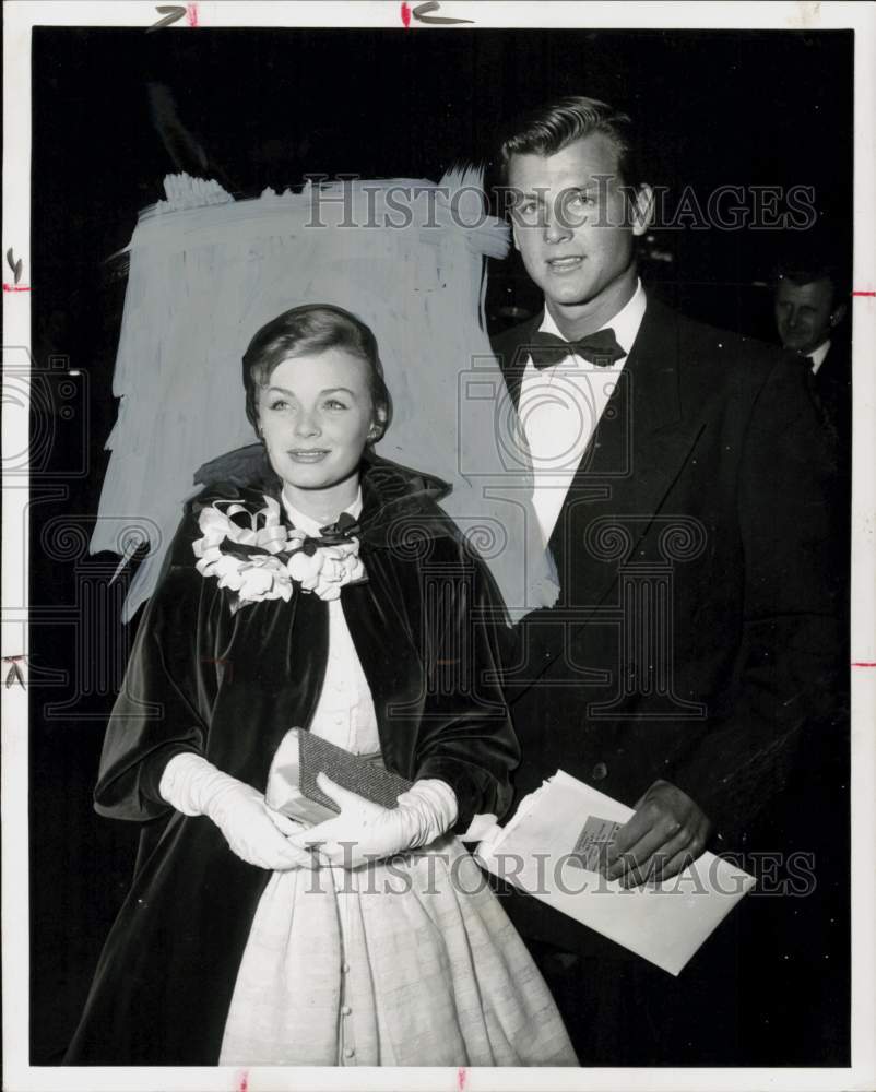 1957 Press Photo French actress Etchika Choureau poses with Joel McCyer- Historic Images