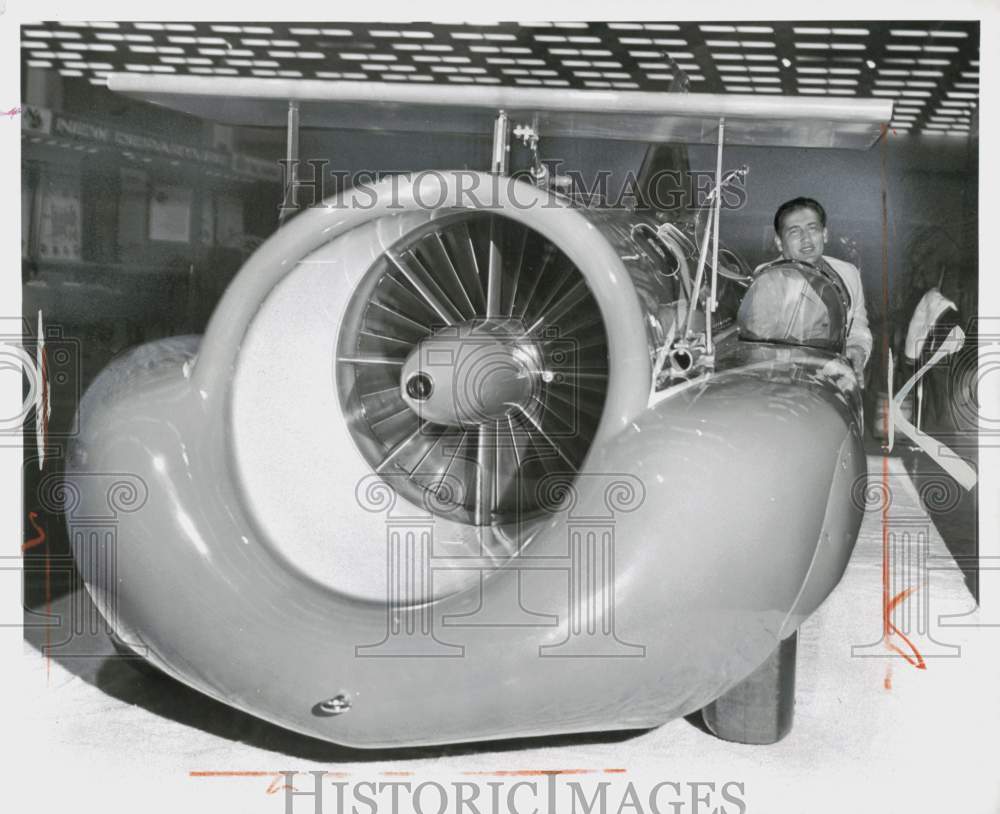 1965 Press Photo Worker with Green Monster engine from Society of Auto Engineers- Historic Images