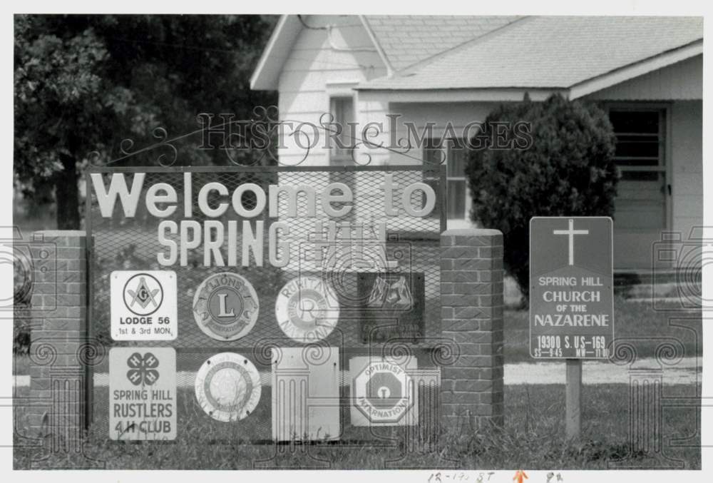 1989 Press Photo Welcome sign to Spring Hill with logos of various organizations- Historic Images