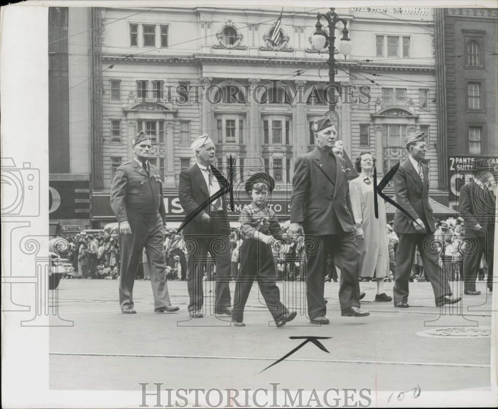 1949 Press Photo Thomas Marley marches with veterans on Memorial Day in Detroit- Historic Images