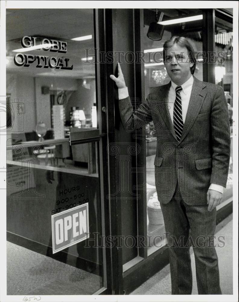 1987 Press Photo Paul David, owner of Globe Optical - lra81431- Historic Images