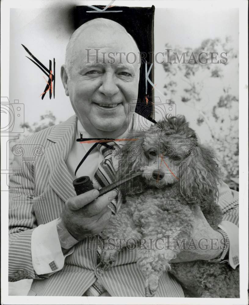 1972 Press Photo Actor Pat O&#39;Brien Poses with Dog &amp; Pipe - lra81746- Historic Images