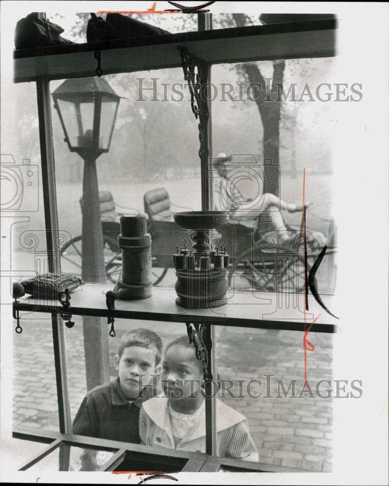 1964 Press Photo Stephen Lowry and Yvonne Thompson window shop at Waterford- Historic Images