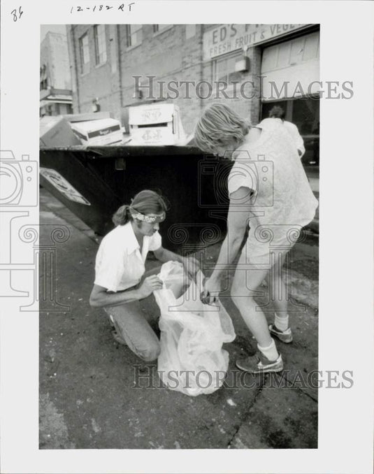 1988 Press Photo Roy Bates and Jerry Brown scavenging food at the City Market- Historic Images