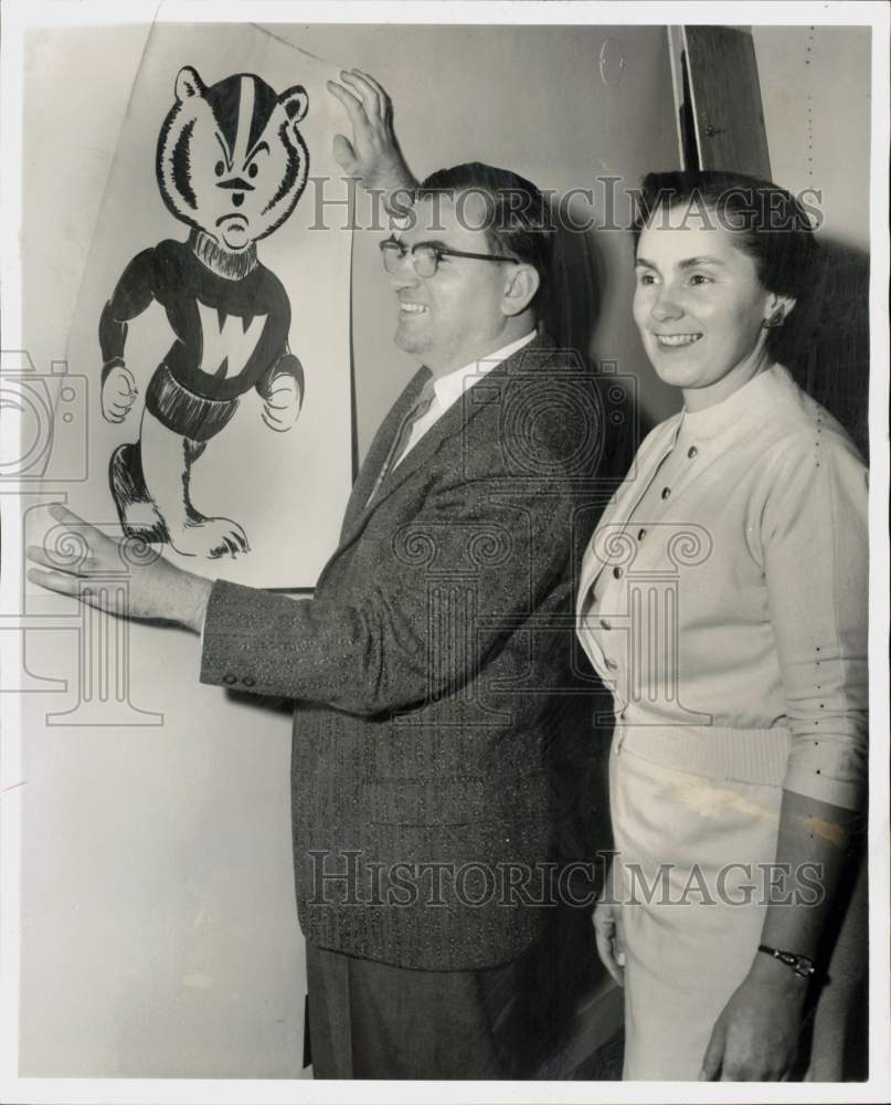 1959 Press Photo Robert Koehler and Mrs. Laurence Kuenzi display poster at party- Historic Images