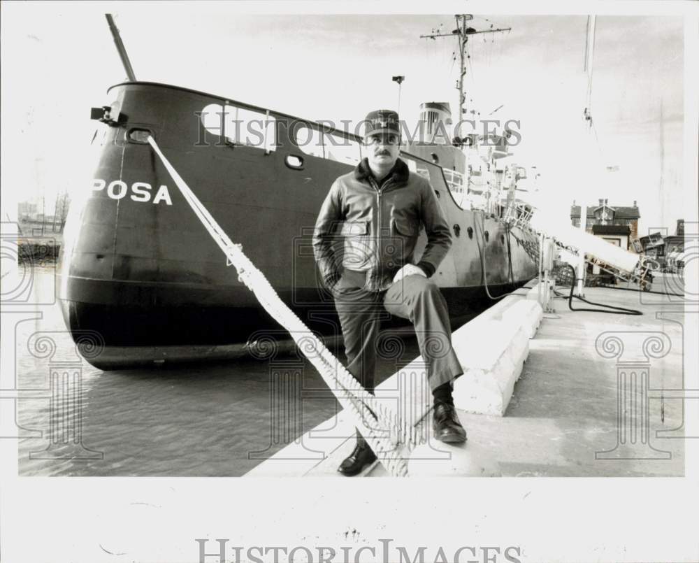 1985 Press Photo Charles Beck stands near the Coast Guard ship Mariposa at port- Historic Images